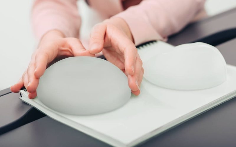 Implantes de senos: guía para resultados naturales según tu estilo de vida